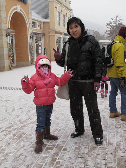 After lunch, it started snowing ! Yeah !!